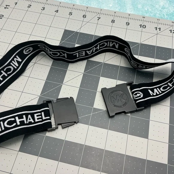 Michael Kors reversible Black and White Belt - Picture 4 of 6